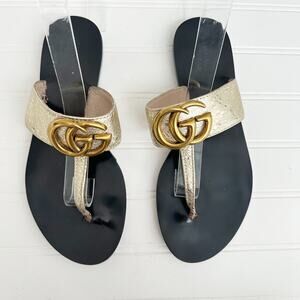 Gucci GG Marmont Thong Flat Sandals Gold Crinkle Foil Black Leather 36 Bronze